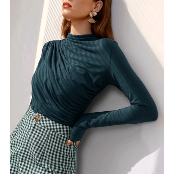 VIVA BOUTIQUE Tops - Mock Neck Ruched Slim Fit Pullover Tee